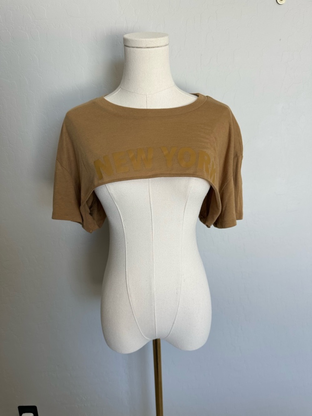 ALO Yoga Cropped 'NEW YORK' Short Sleeve Top - Brown
